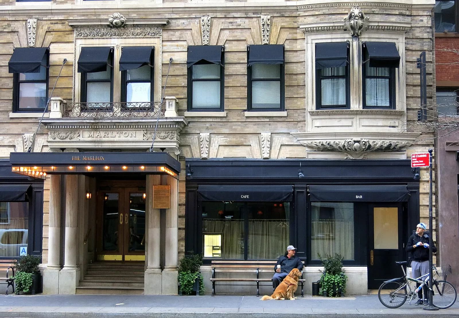 la façade du Marlton Hotel sur West 8th Street, hôtel de charme de Greenwich Village