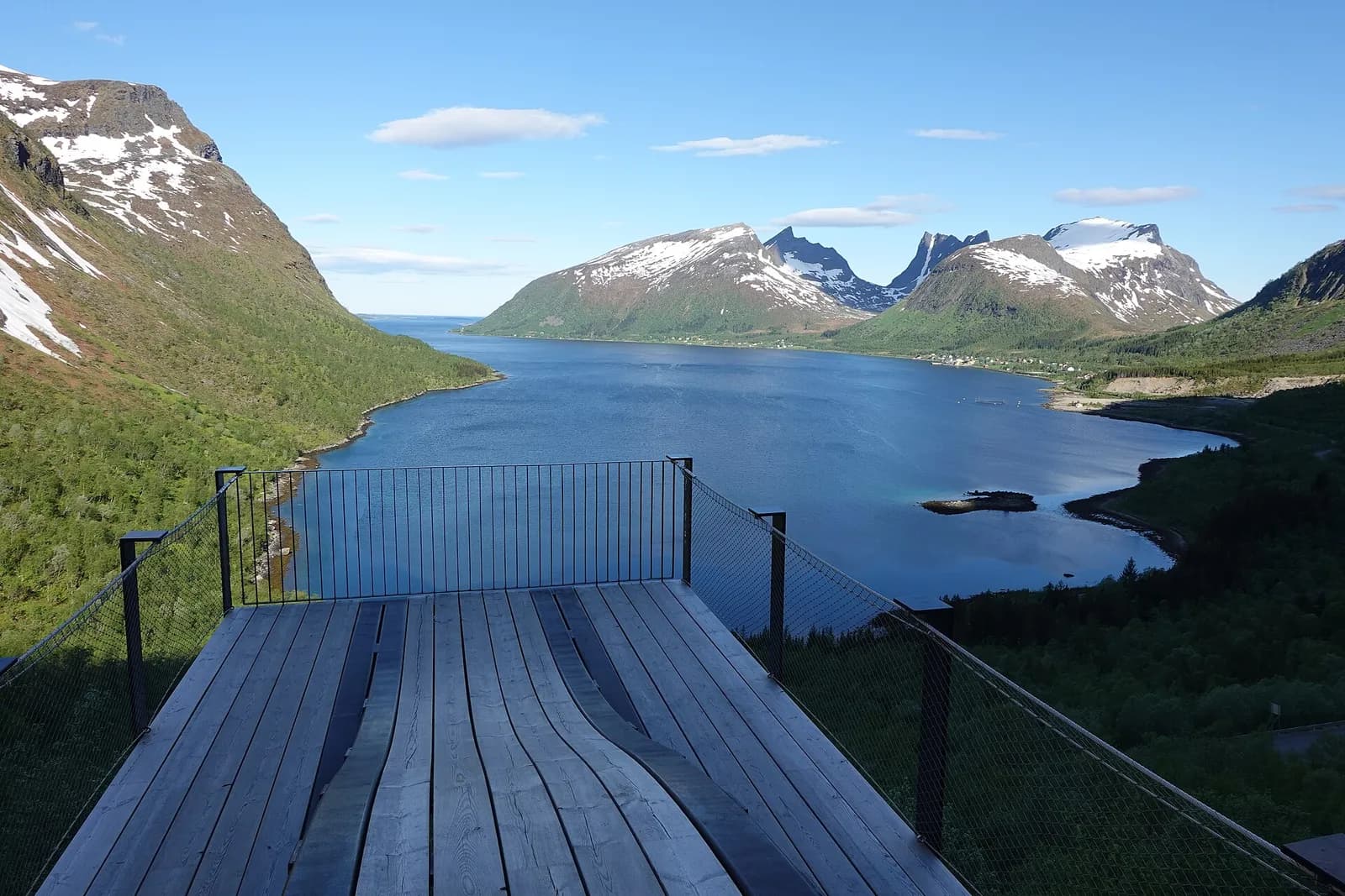 la plateforme panoramique en bois de Bergsbotn surplombe le Bergsfjord et ses sommets