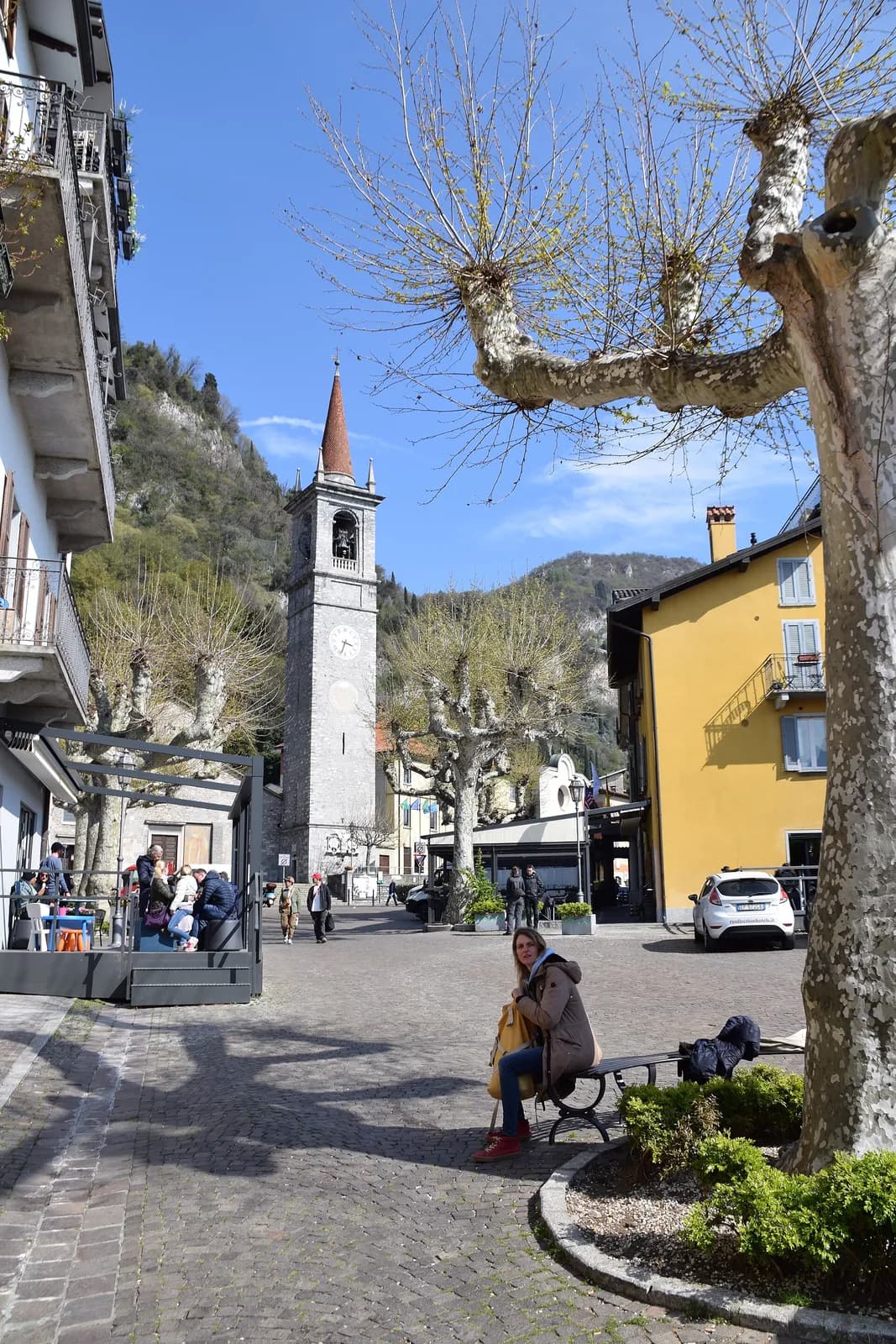 la piazza San Giorgio et son campanile au cœur de la vieille ville de Varenna
