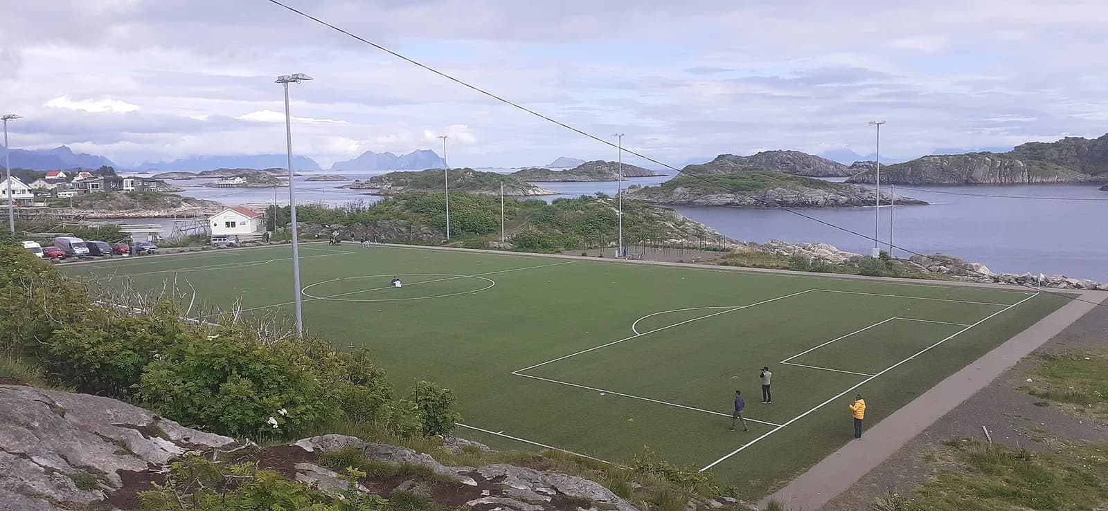 le terrain de football d'Henningsvær posé sur un îlot rocheux entouré par la mer