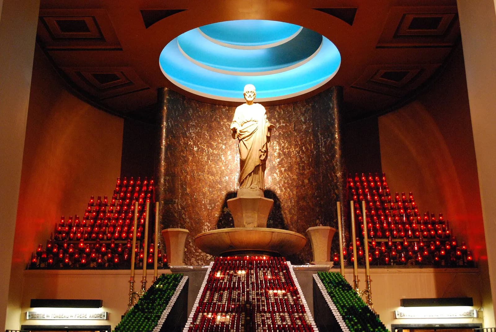 la statue de saint Joseph entourée de centaines de lampions dans la chapelle votive de l'oratoire