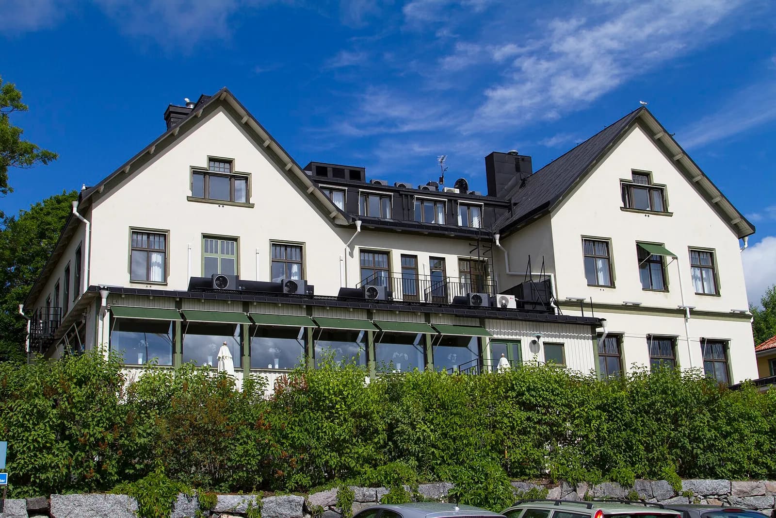 le Sigtuna Stadshotell, élégante bâtisse blanche au-dessus du lac Mälaren