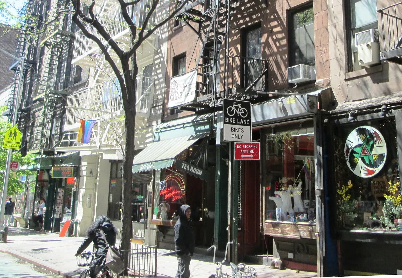 petites boutiques et devantures colorées le long de Christopher Street