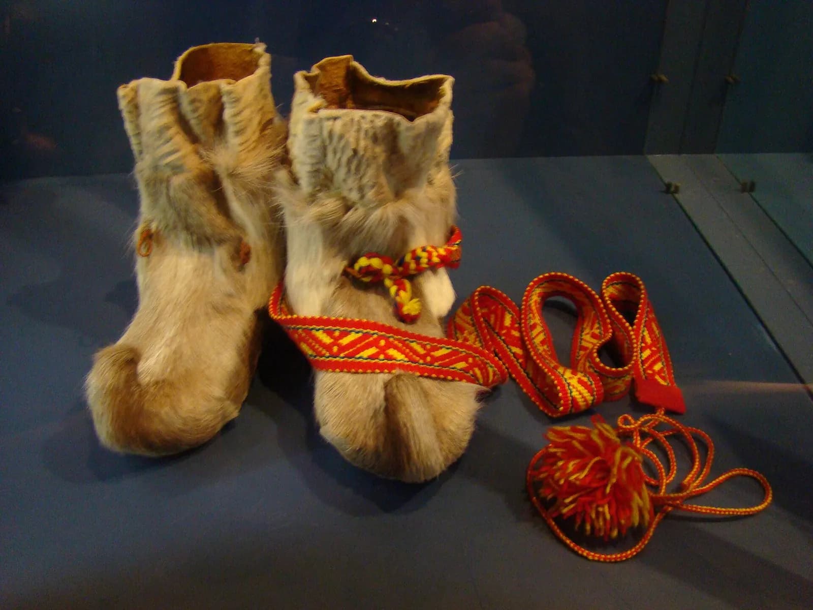 chaussures sami en fourrure de renne et rubans tissés colorés
