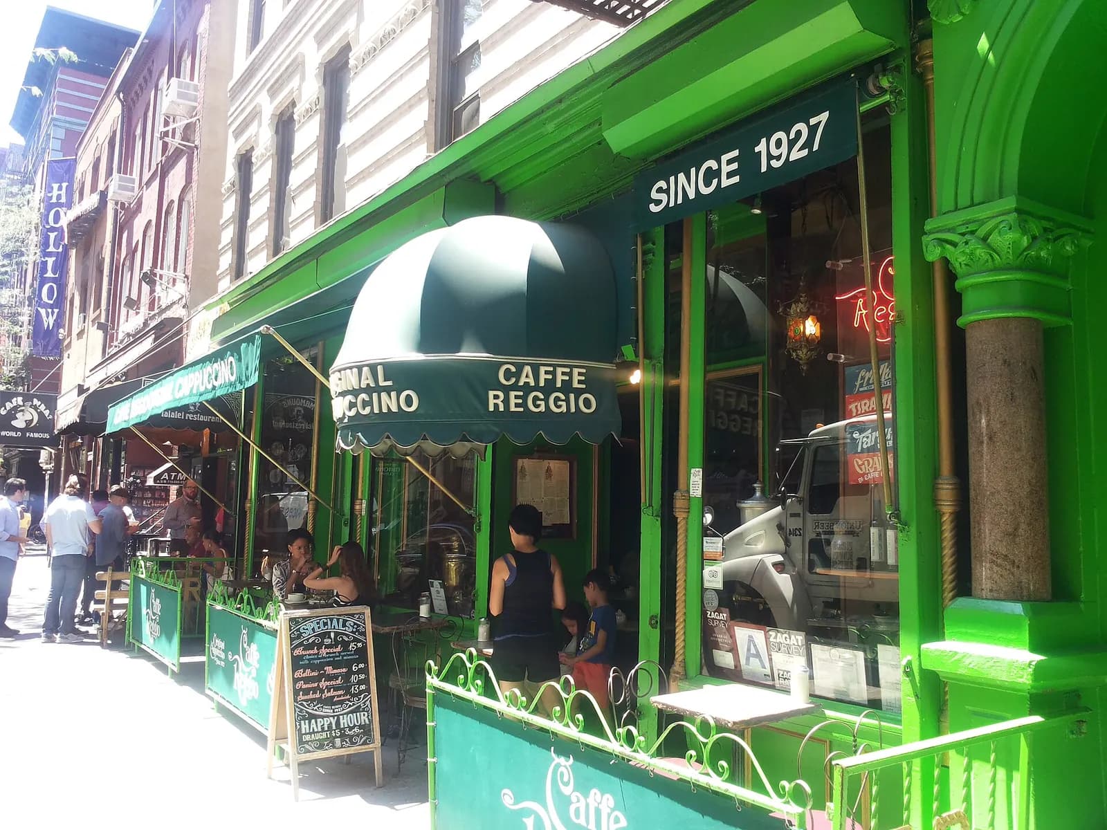 la devanture verte du Caffe Reggio et sa terrasse sur MacDougal Street