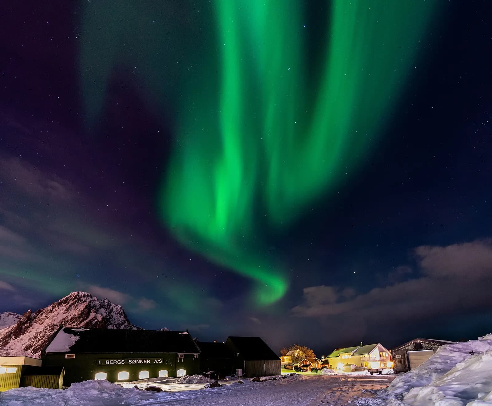aurores boréales vertes ondulant dans le ciel nocturne au-dessus de Svolvær
