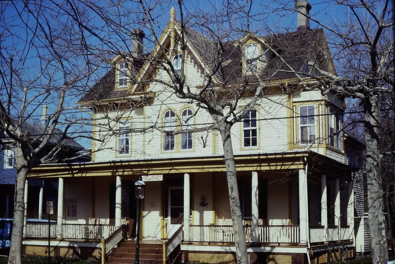 maison victorienne à pignons et véranda à colonnes dans une rue de Cape May