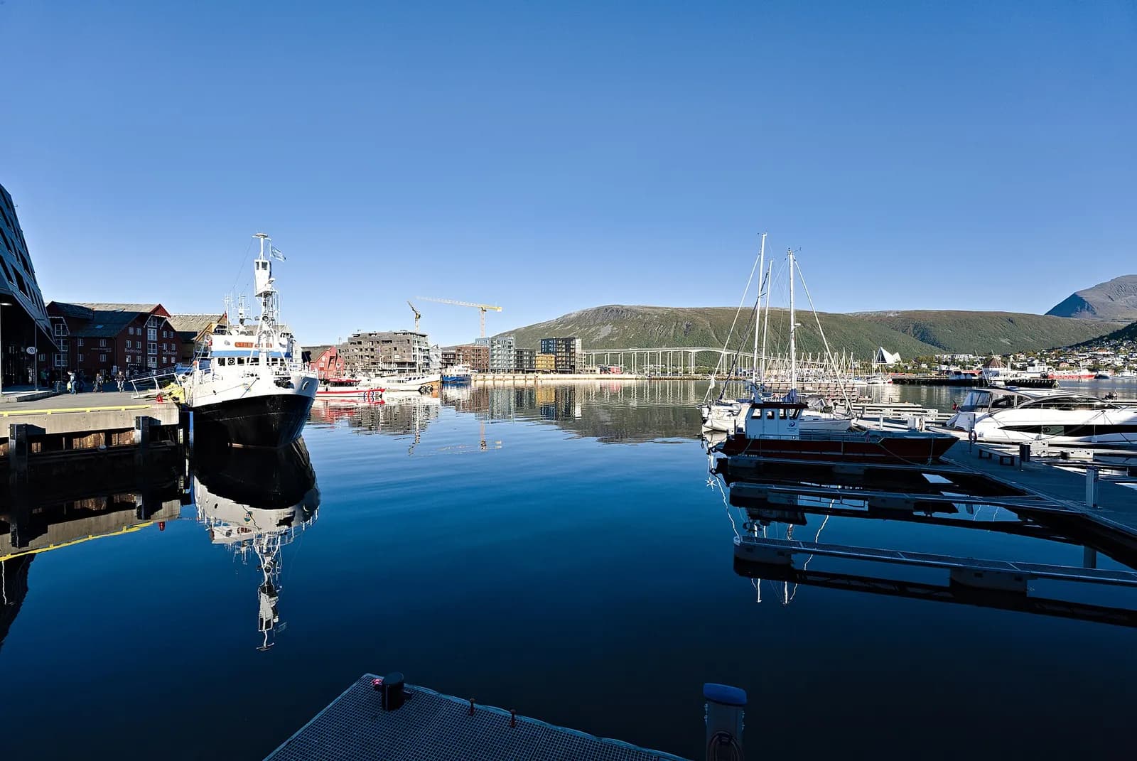 bateaux de pêche et voiliers amarrés dans le port de Tromsø par beau temps