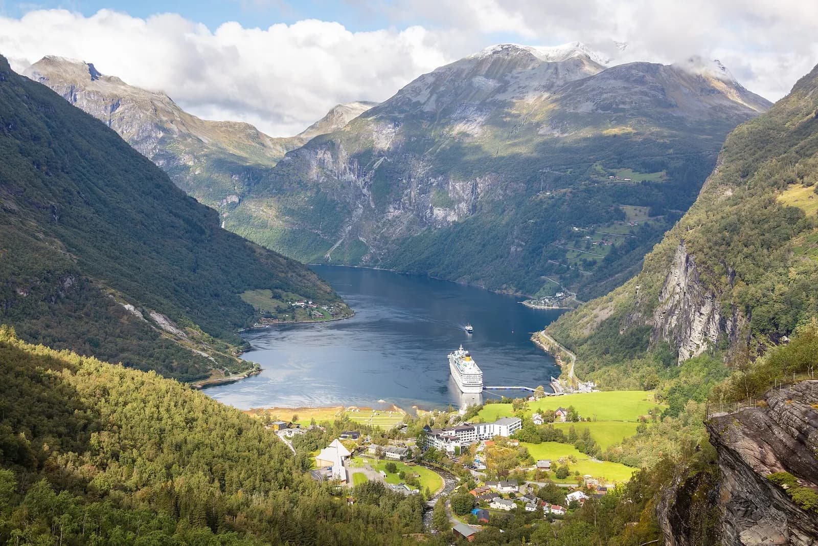 le Geirangerfjord et son village vus depuis le belvédère de Flydalsjuvet