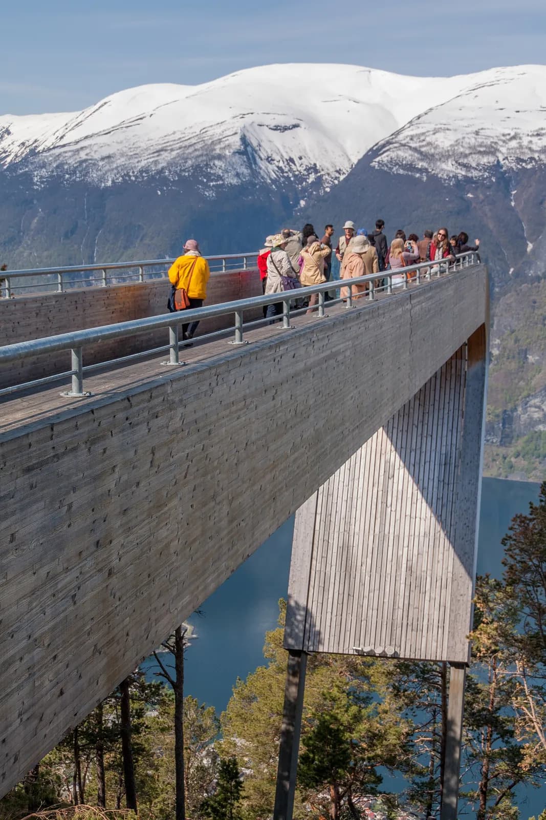 la structure en bois et acier du belvédère de Stegastein qui s'avance dans le vide