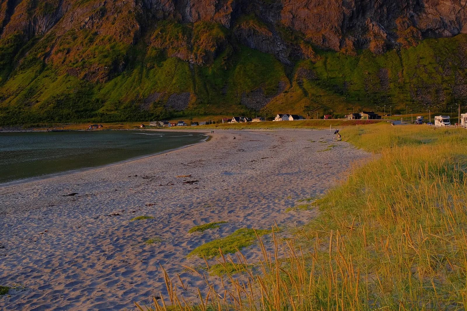la plage d'Ersfjordstranda baignée par la lumière dorée du soir au pied des montagnes