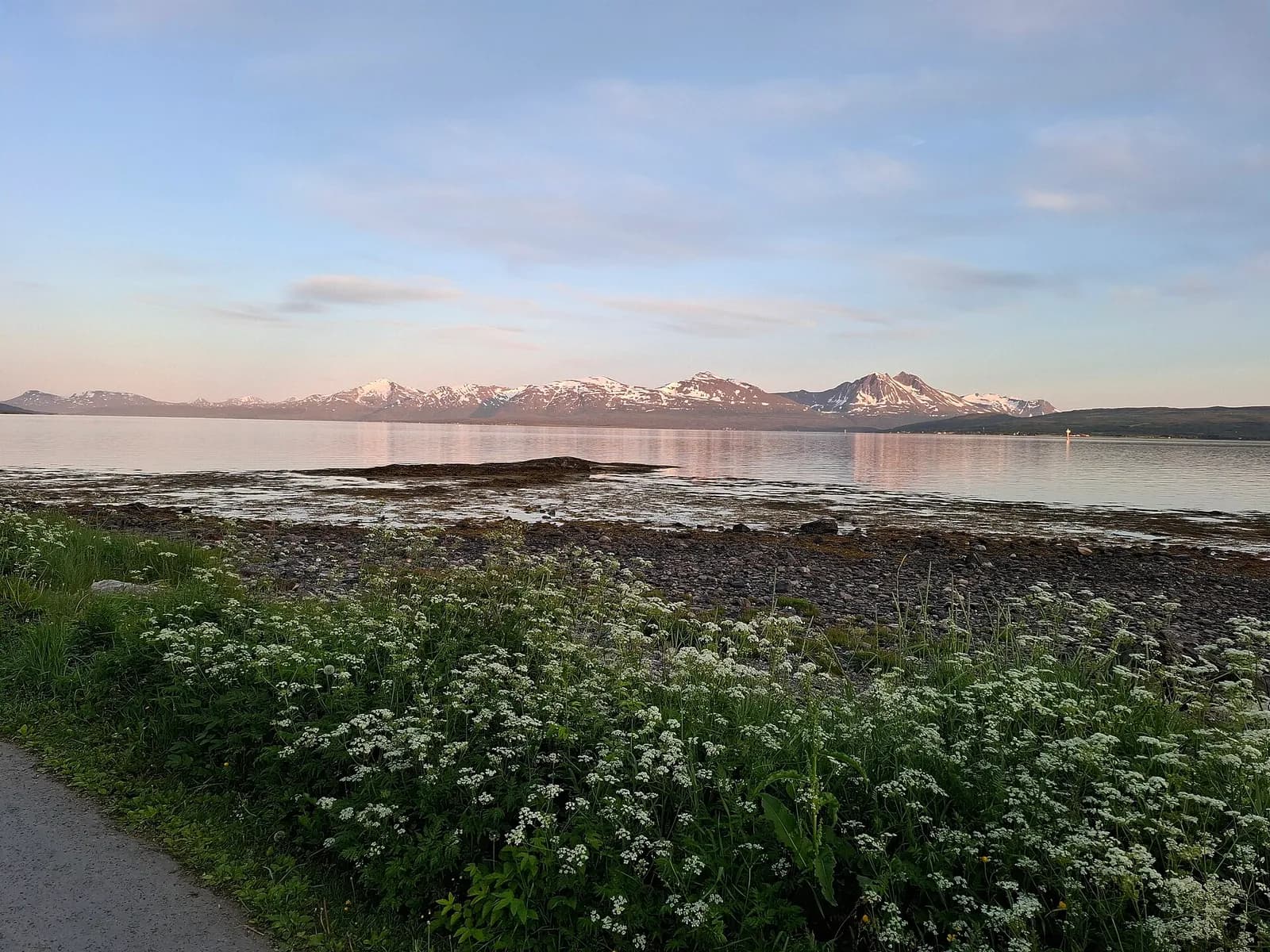 montagnes de Kvaløya éclairées par le soleil de minuit, vues depuis la pointe sud de Tromsøya