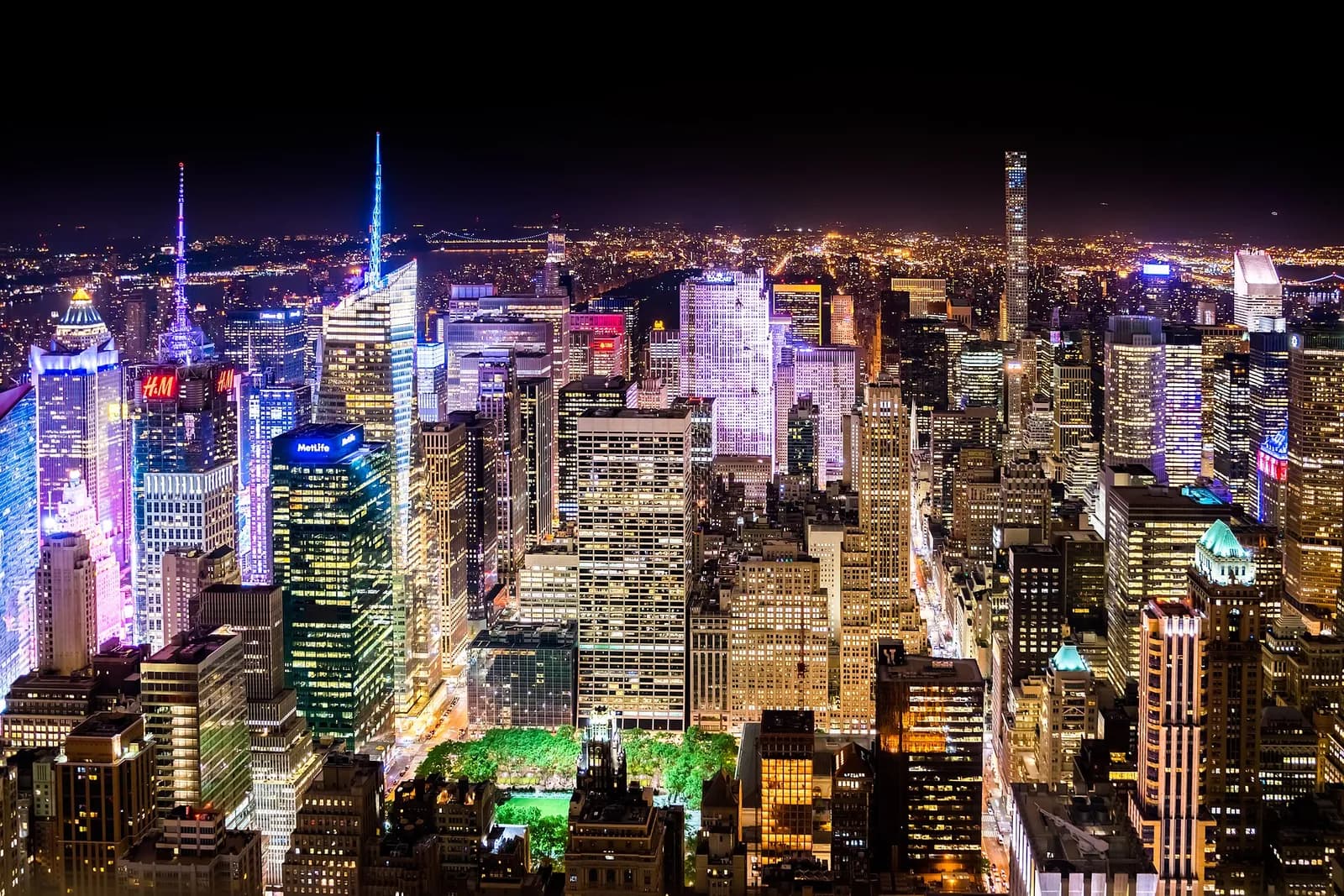 Midtown Manhattan illuminé la nuit vu depuis l'observatoire de l'Empire State Building