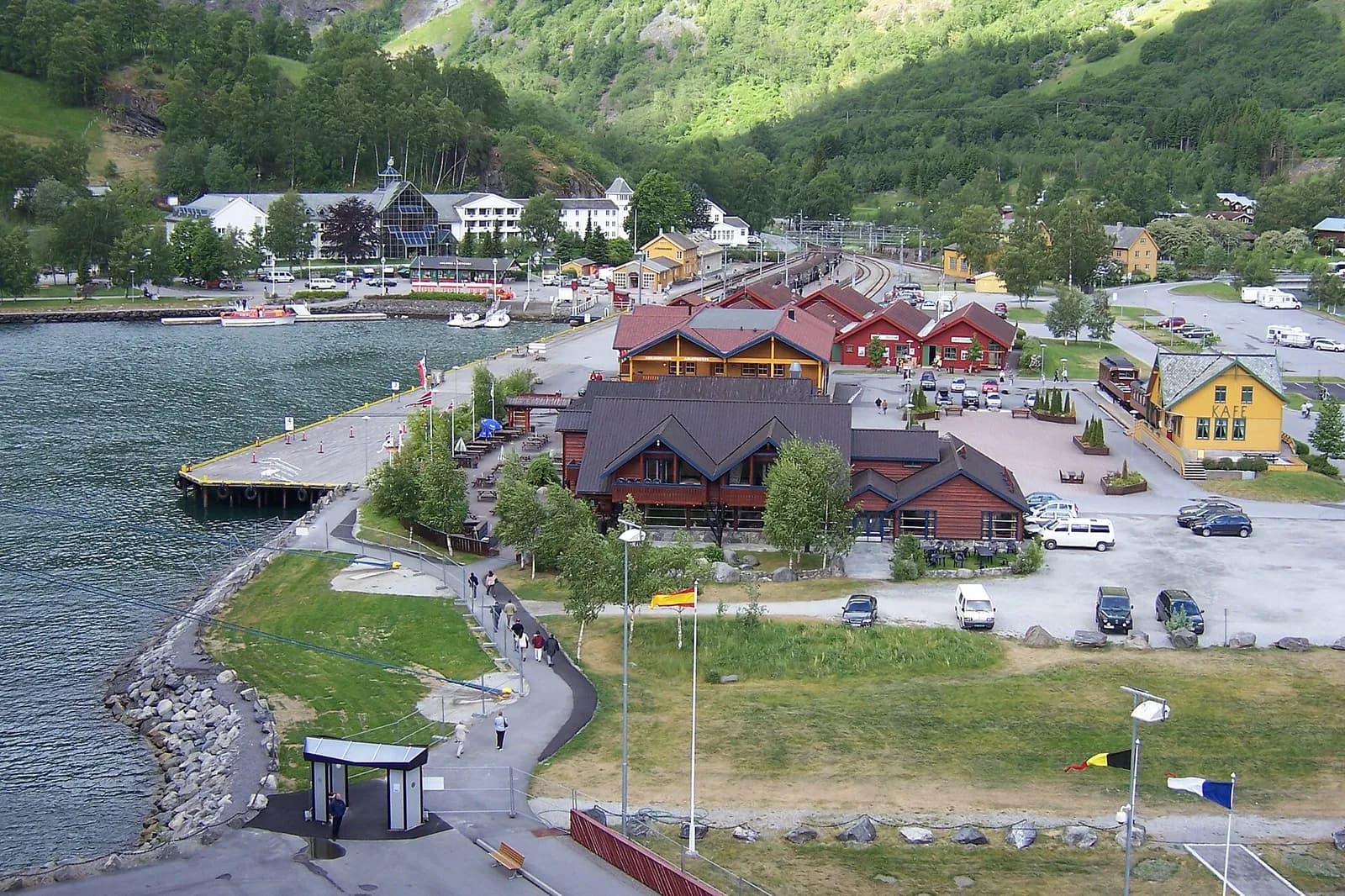 le port de Flåm, ses quais et ses bâtiments au fond de l'Aurlandsfjord