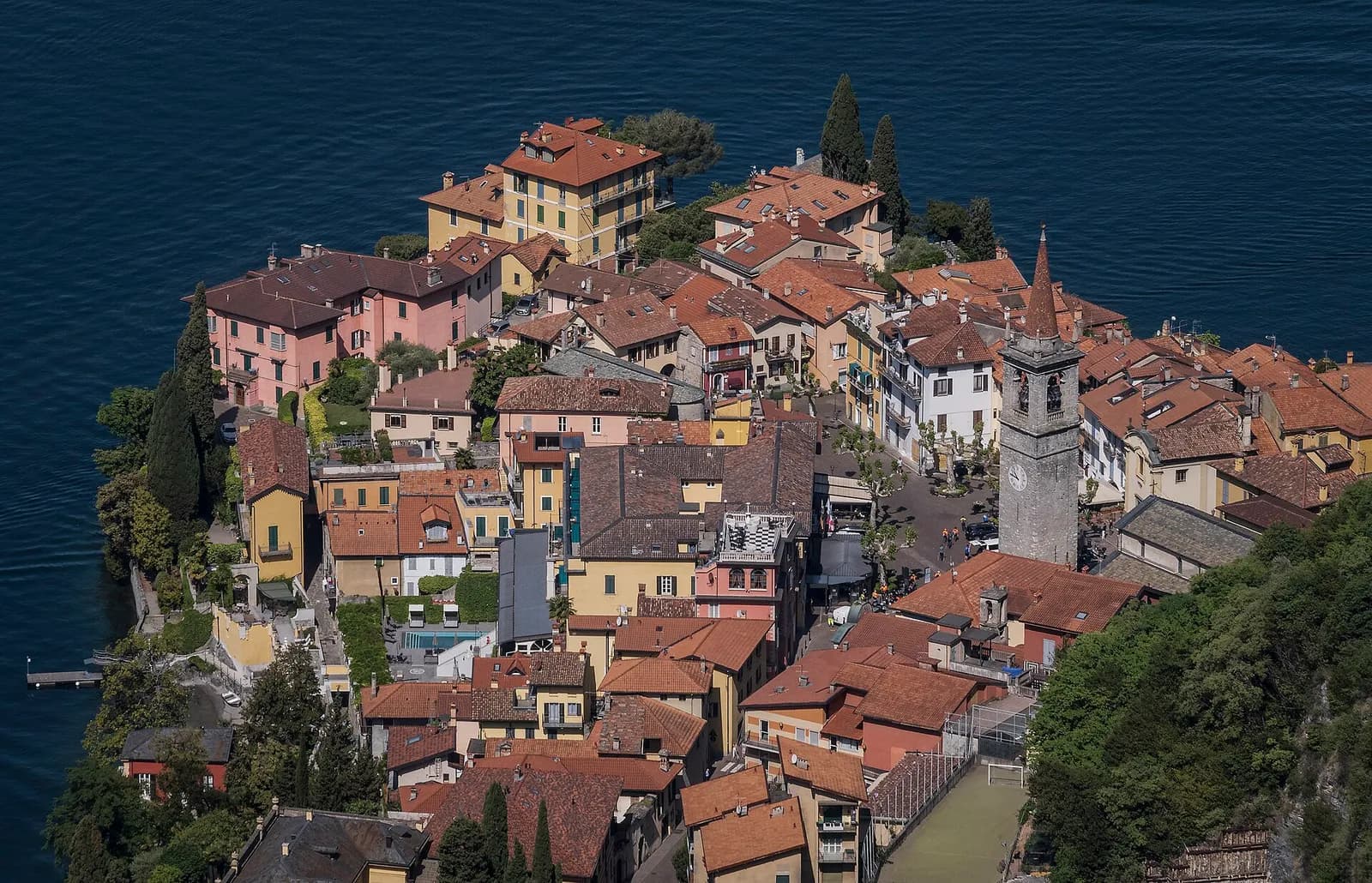 les toits de tuiles et le clocher de la vieille ville de Varenna vus d'en haut