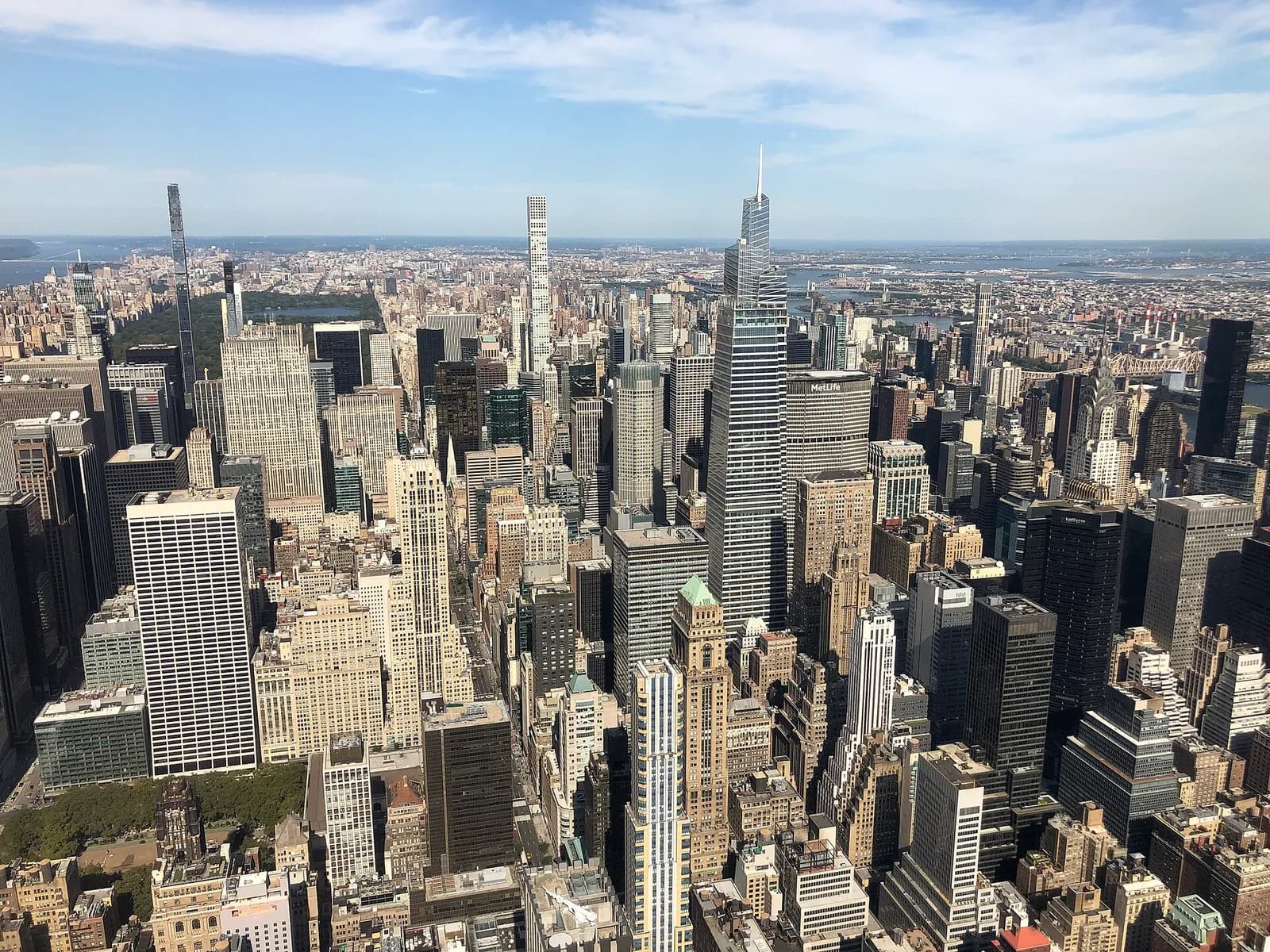 vue vers le nord-est depuis le 102e étage, sur les tours de Midtown et l'East River
