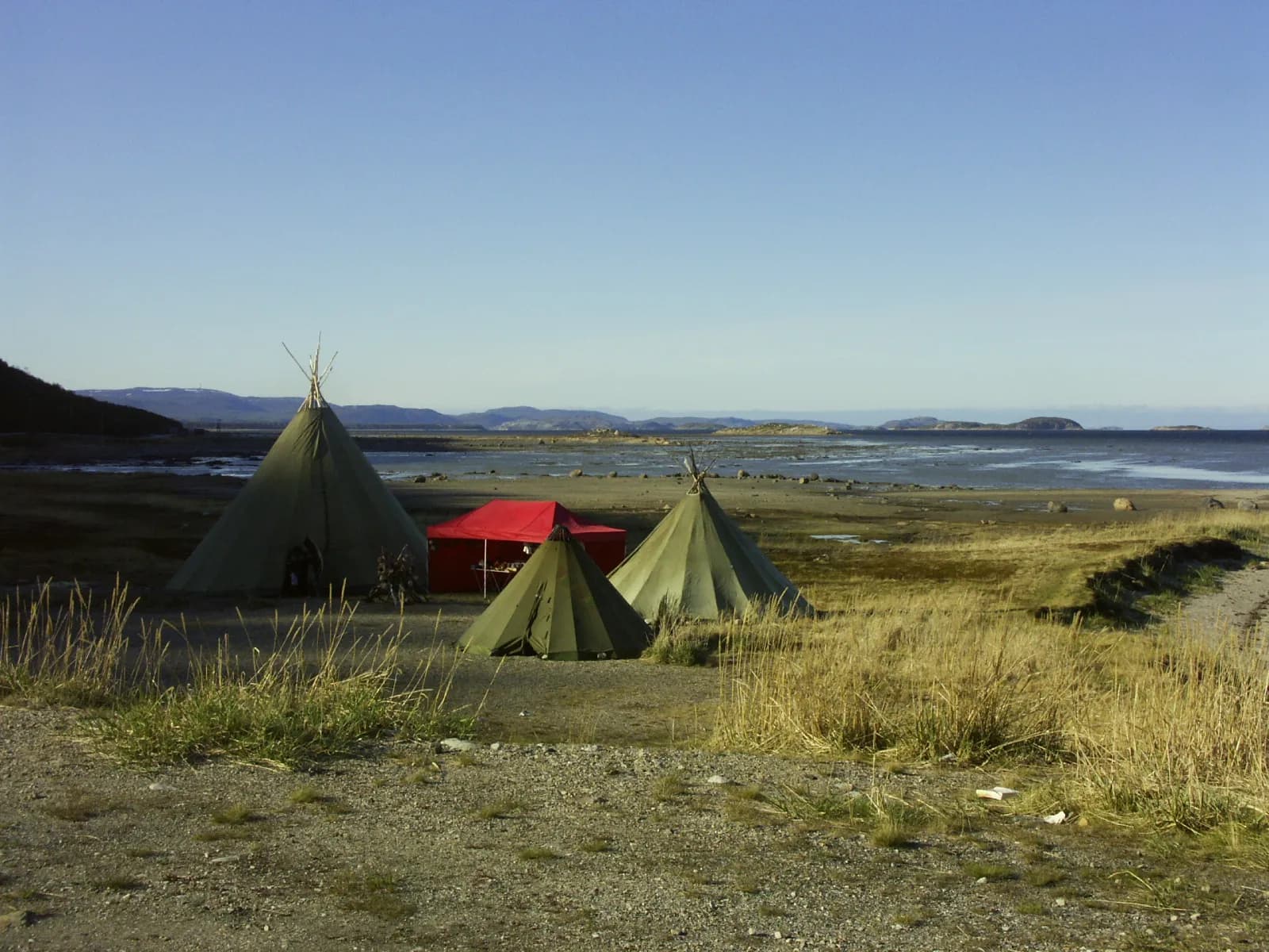 lavvus dressés sur la toundra côtière près de Lakselv, dans le Finnmark