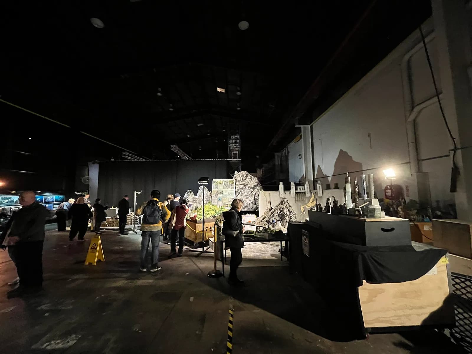 l'intérieur d'un grand atelier de Weta Workshop rempli de décors et de visiteurs