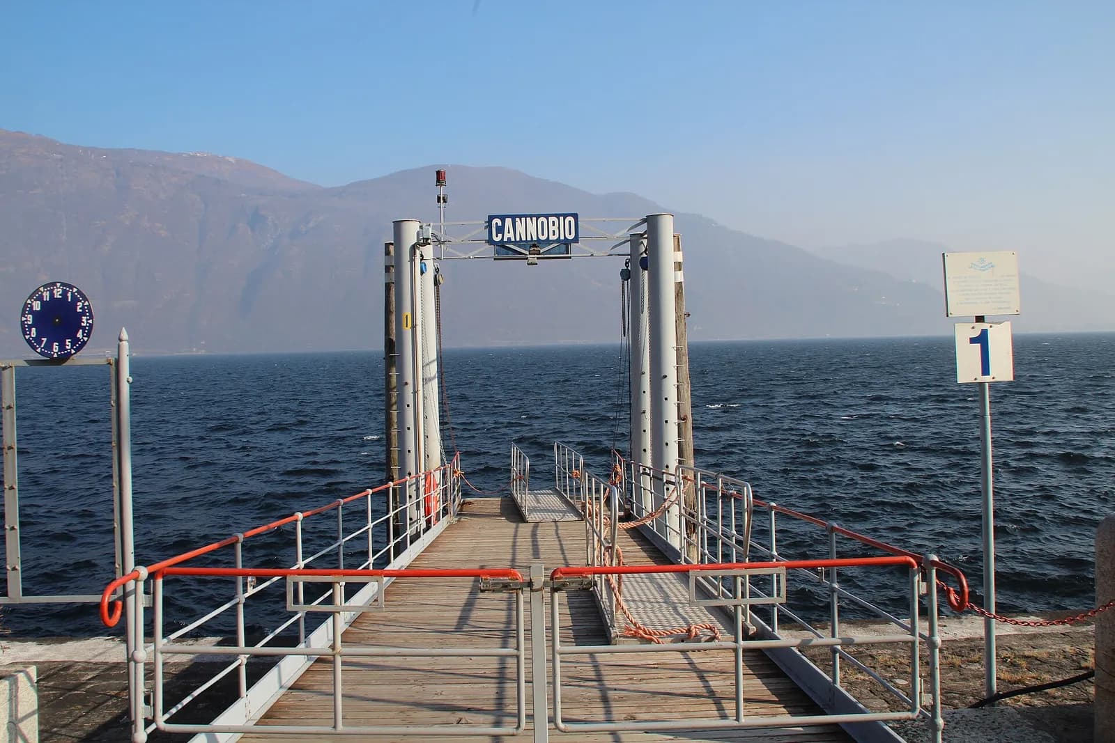 l'embarcadère des bateaux de Cannobio s'avançant sur le lac Majeur