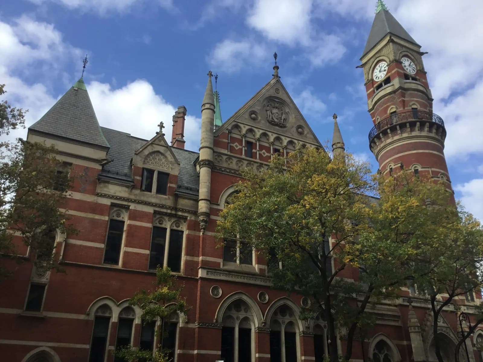la Jefferson Market Library, ancien tribunal victorien devenu bibliothèque du Village