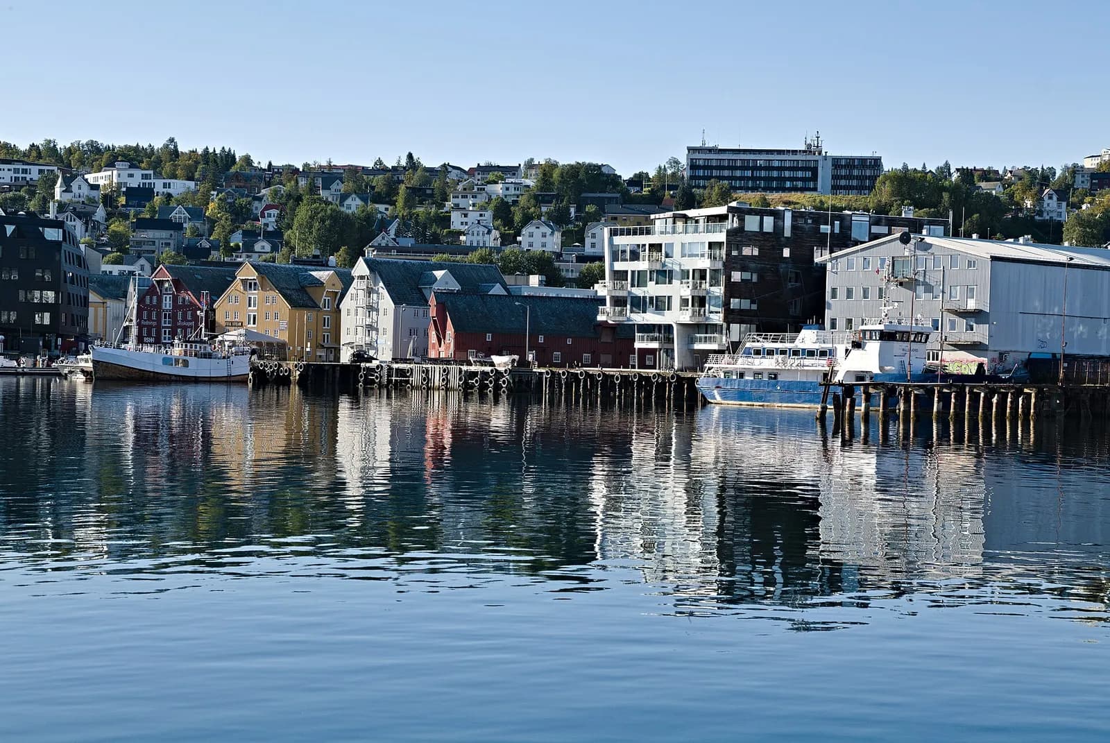 bâtiments du front de mer de Tromsø se reflétant dans l'eau calme du port