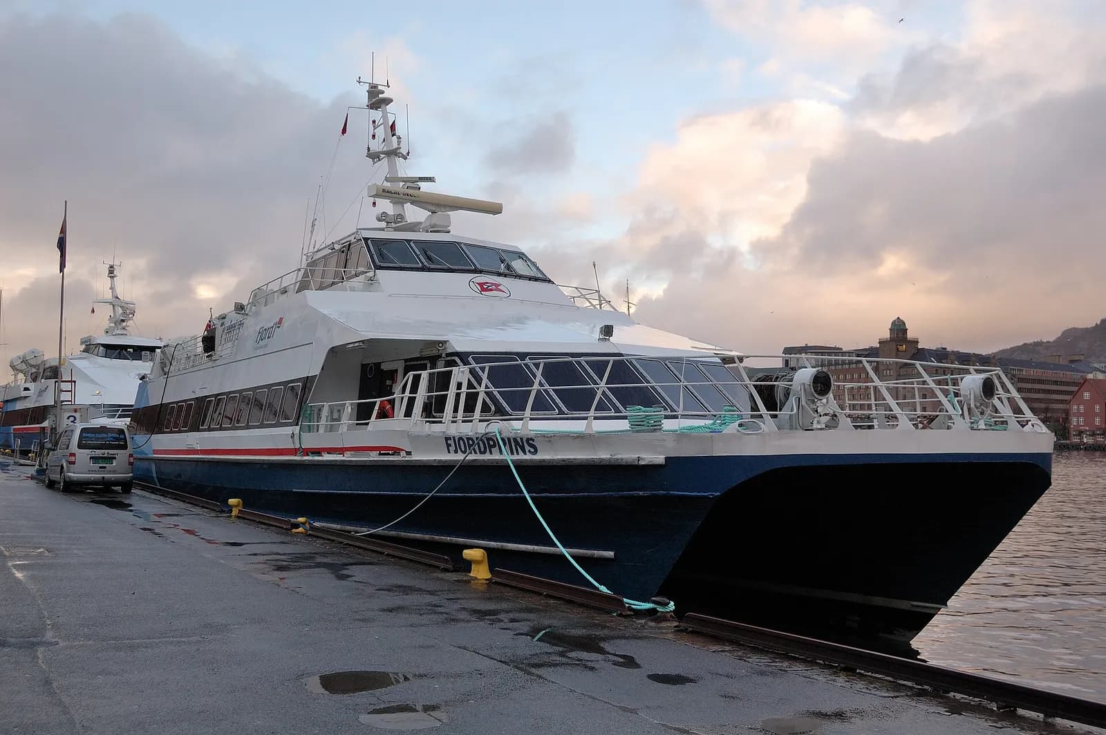 bateau express amarré au quai de Strandkaien, dans le centre de Bergen