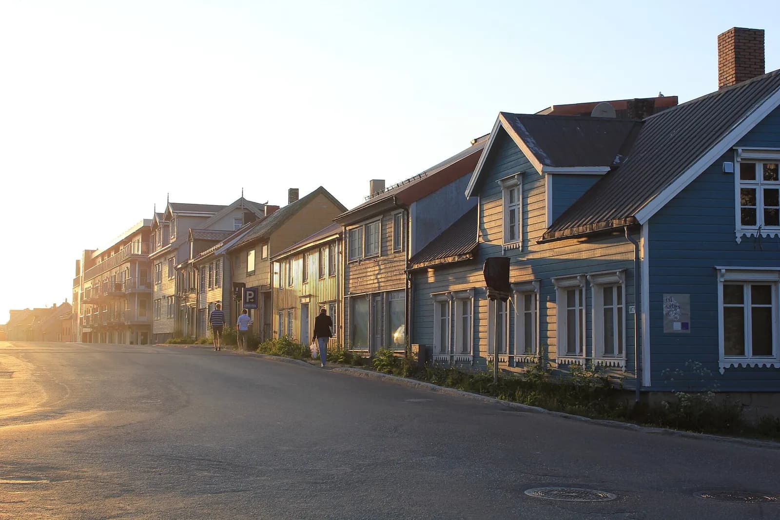 maisons en bois de la rue Storgata à Tromsø dans la lumière rasante du soleil de minuit