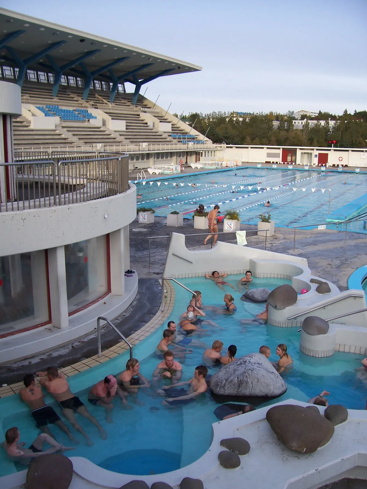 bassins géothermiques en plein air d'une piscine municipale islandaise, ici Laugardalslaug