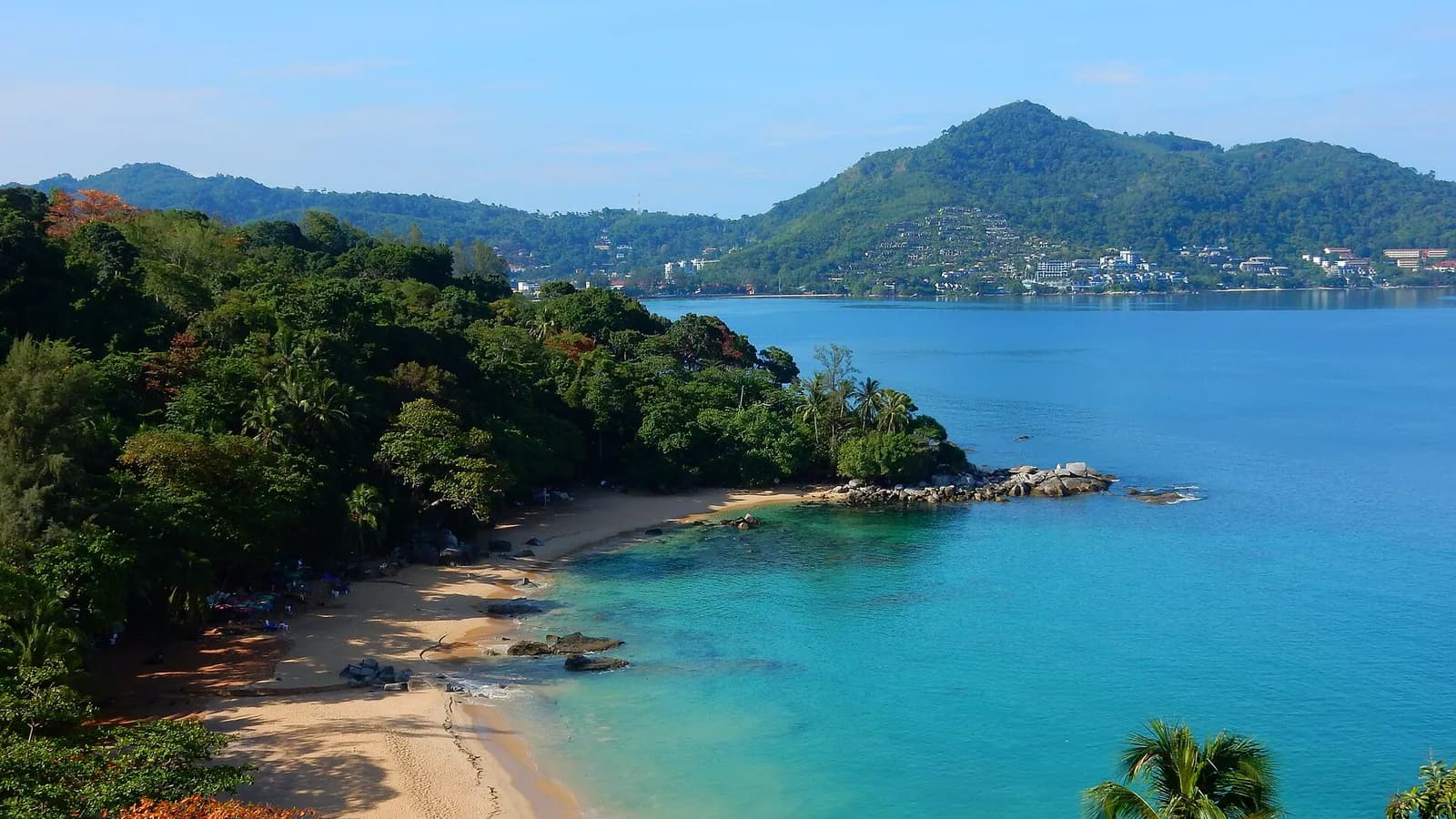 la crique de sable de Laem Singh et ses rochers bordés d'eaux turquoise, à Phuket