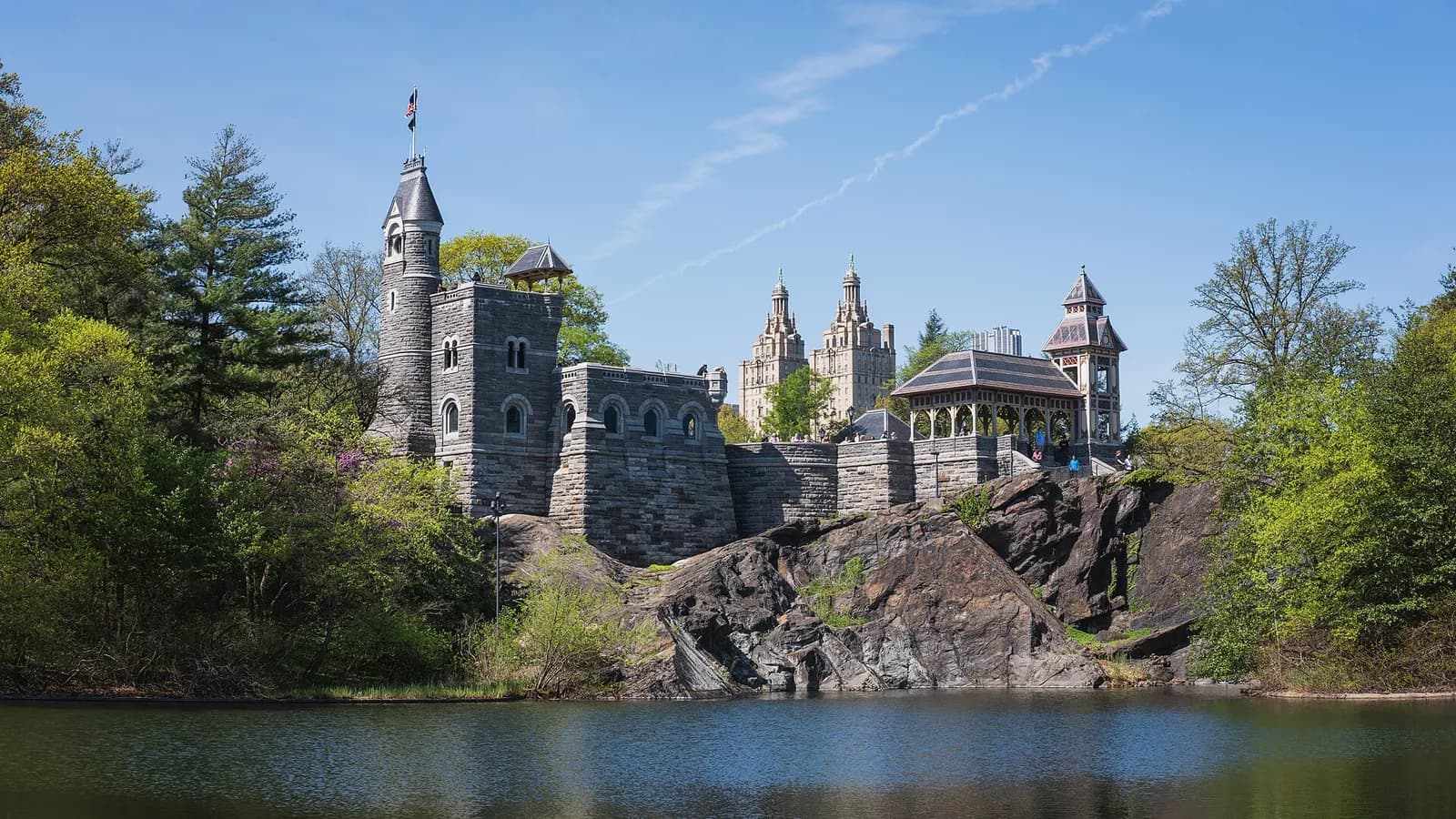 Belvedere Castle perché sur son rocher au-dessus de Turtle Pond, dans Central Park