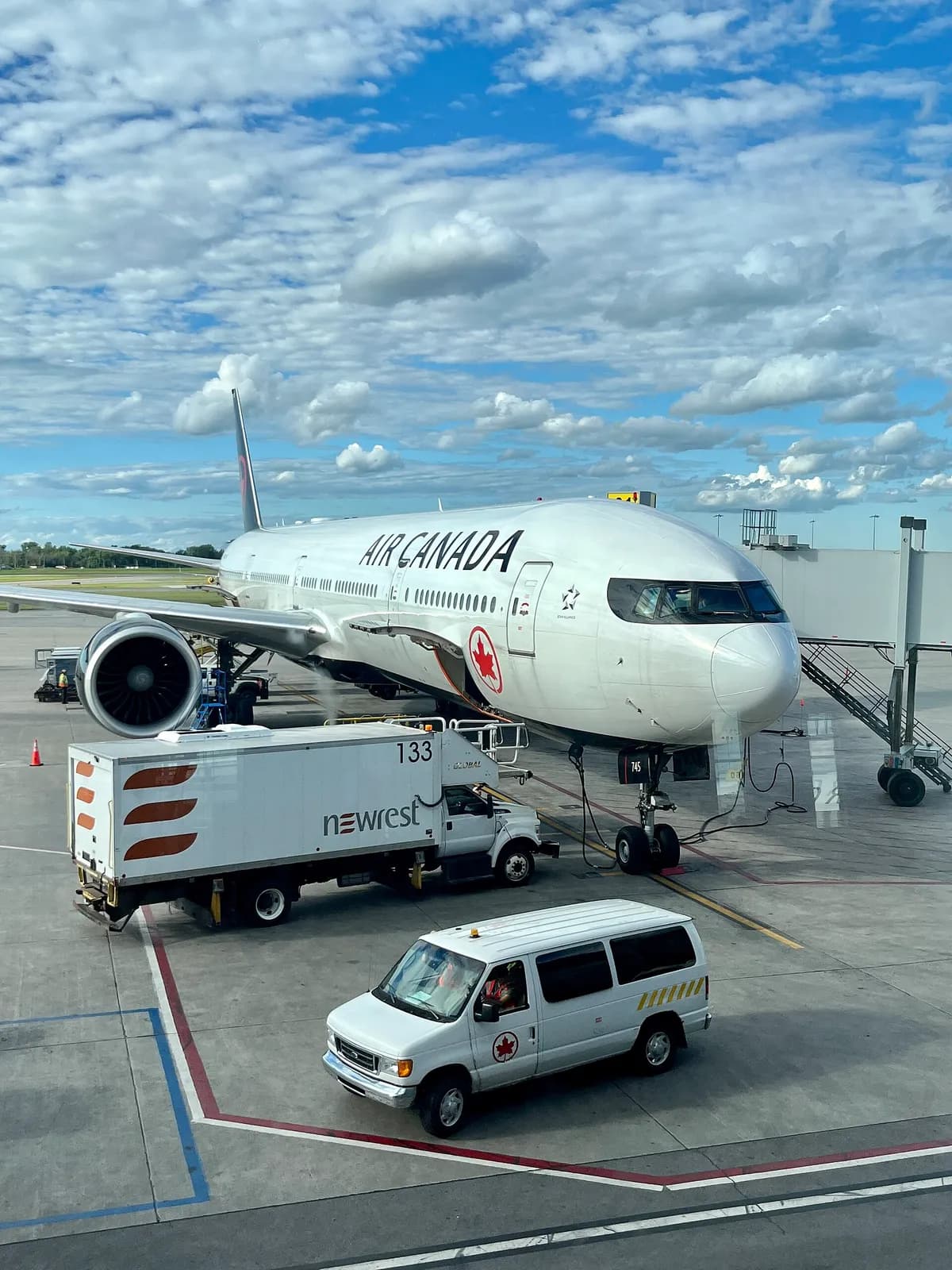 un avion d'Air Canada en cours de préparation à sa porte d'embarquement à Montréal-Trudeau