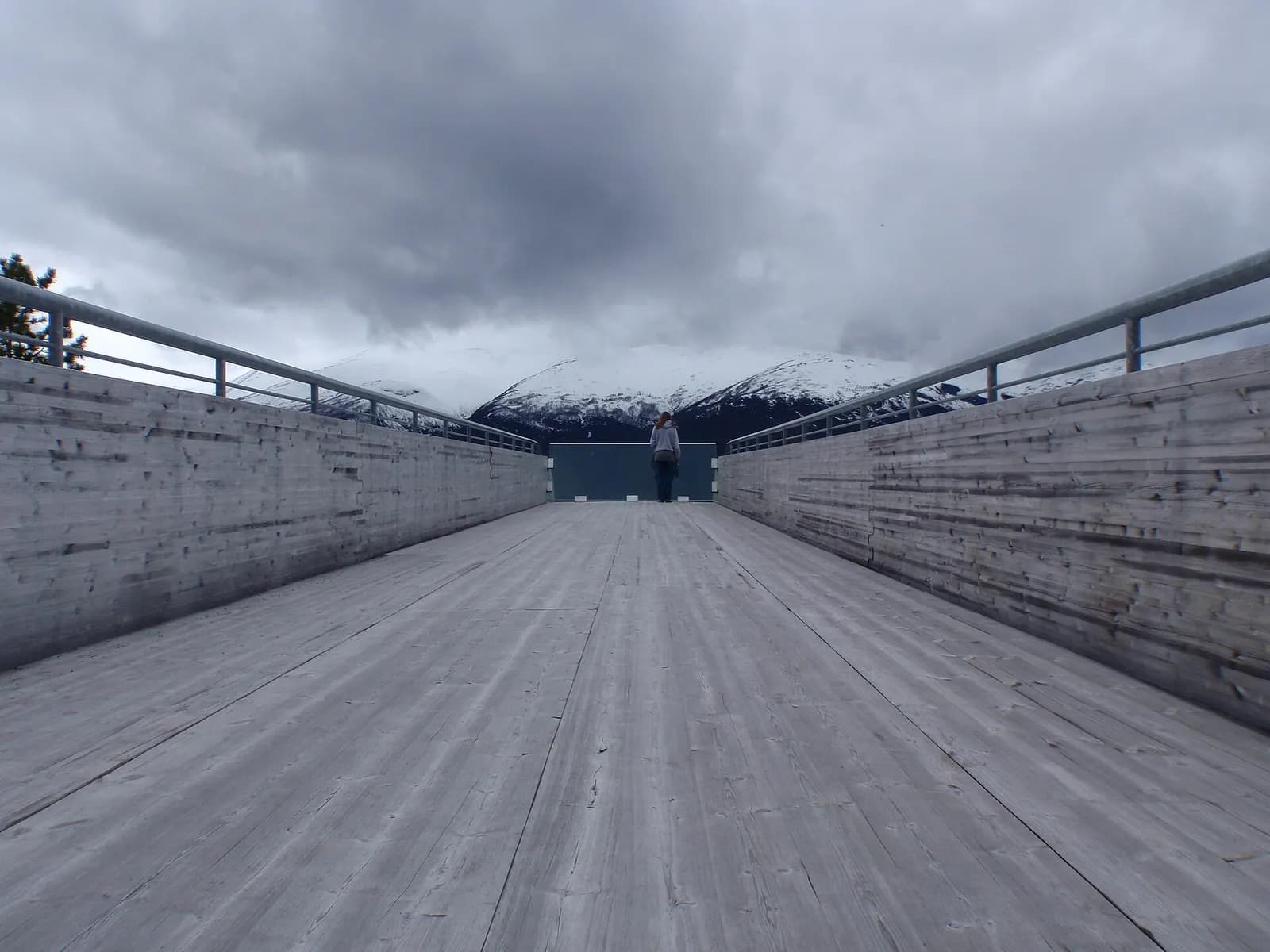 la plateforme de Stegastein et sa vitre finale ouvrant sur le fjord par temps nuageux