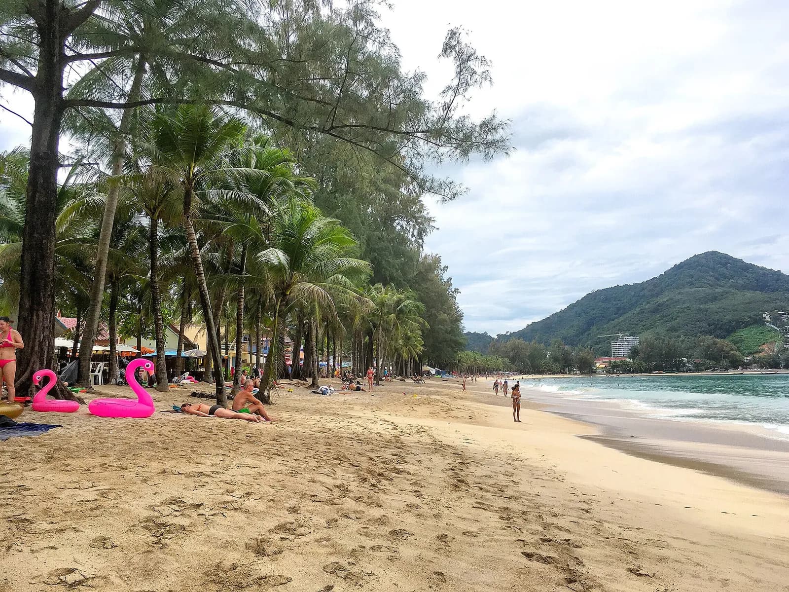 la plage de Kamala bordée de palmiers et de filaos, avec les collines en arrière-plan