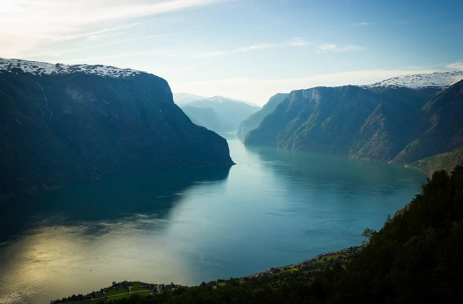 l'Aurlandsfjord dans la lumière du soir, sommets encore enneigés, depuis Stegastein