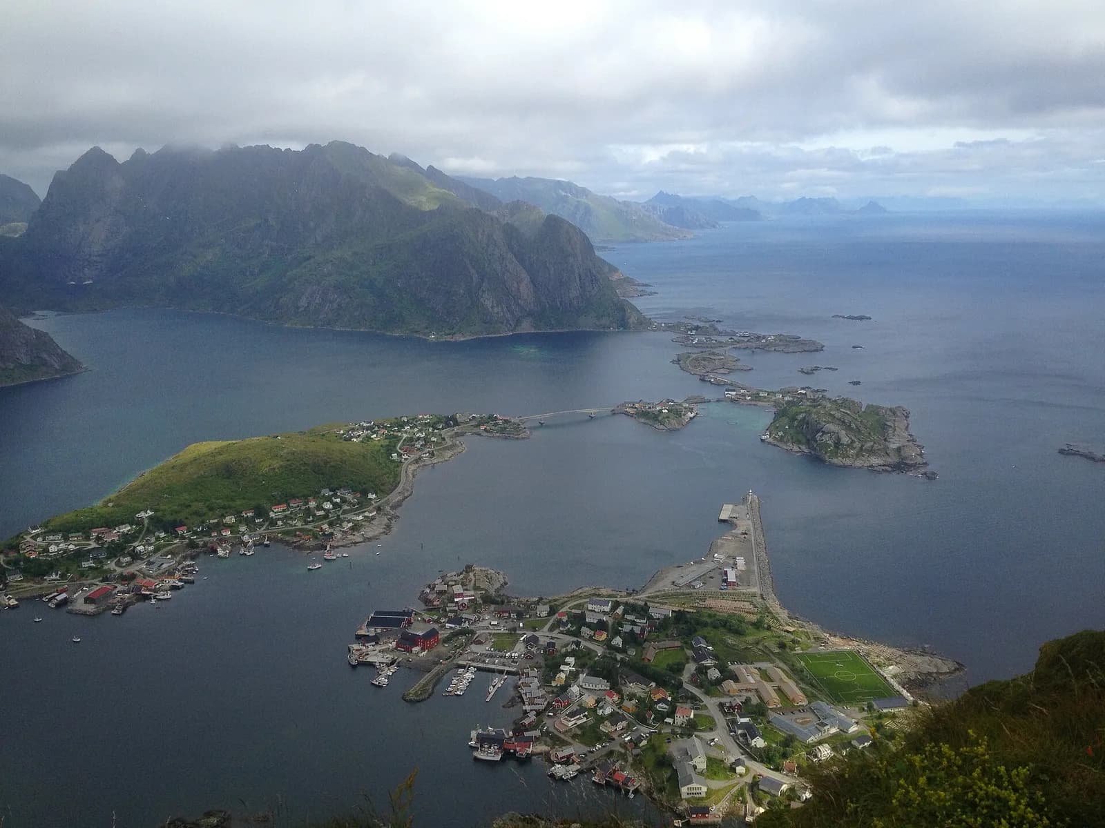 vue plongeante depuis le Reinebringen sur Reine, ses îlots et le Reinefjord