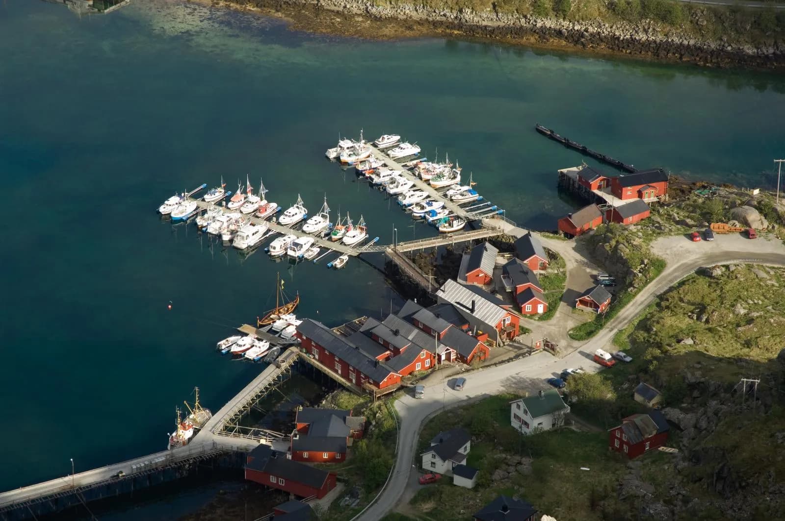les rorbuer rouges de Kræmmervika au bord du port de plaisance de Ballstad