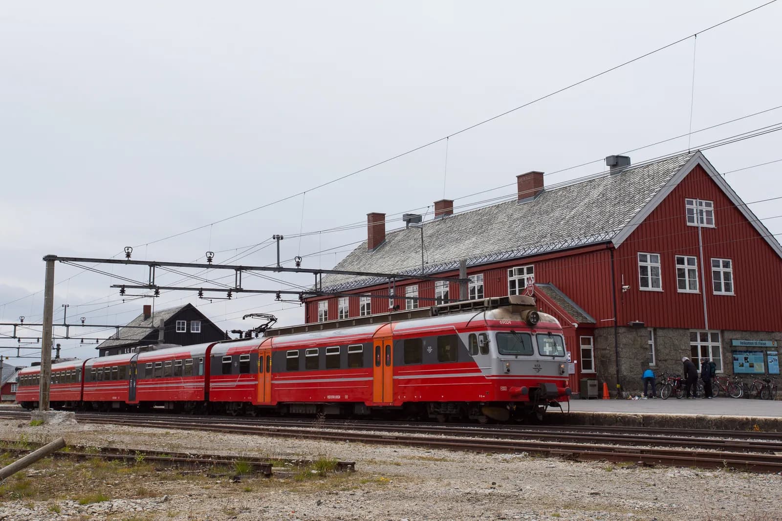 train rouge à l'arrêt devant la gare en bois de Finse, sur la ligne de Bergen