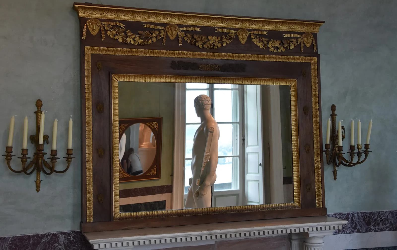 reflet d'une statue dans le miroir doré de la salle de Palamède, Villa Carlotta