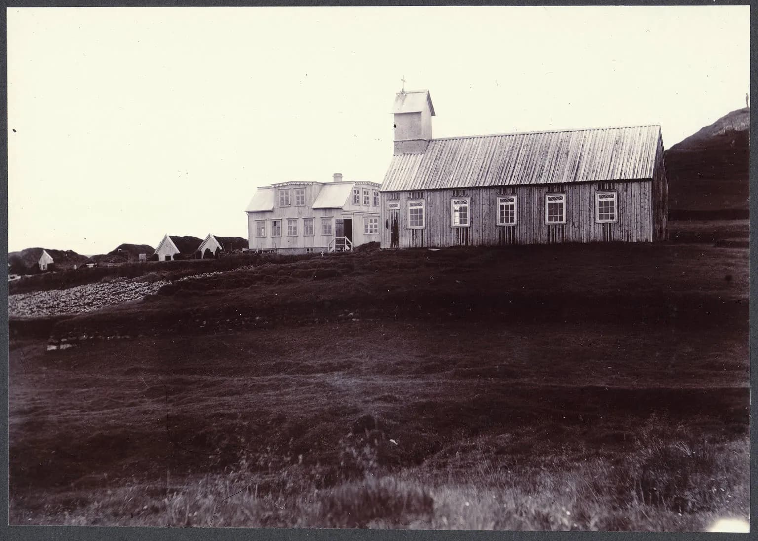 photographie ancienne de l'église et du presbytère de Hruni, voisins des bains de Hrunalaug