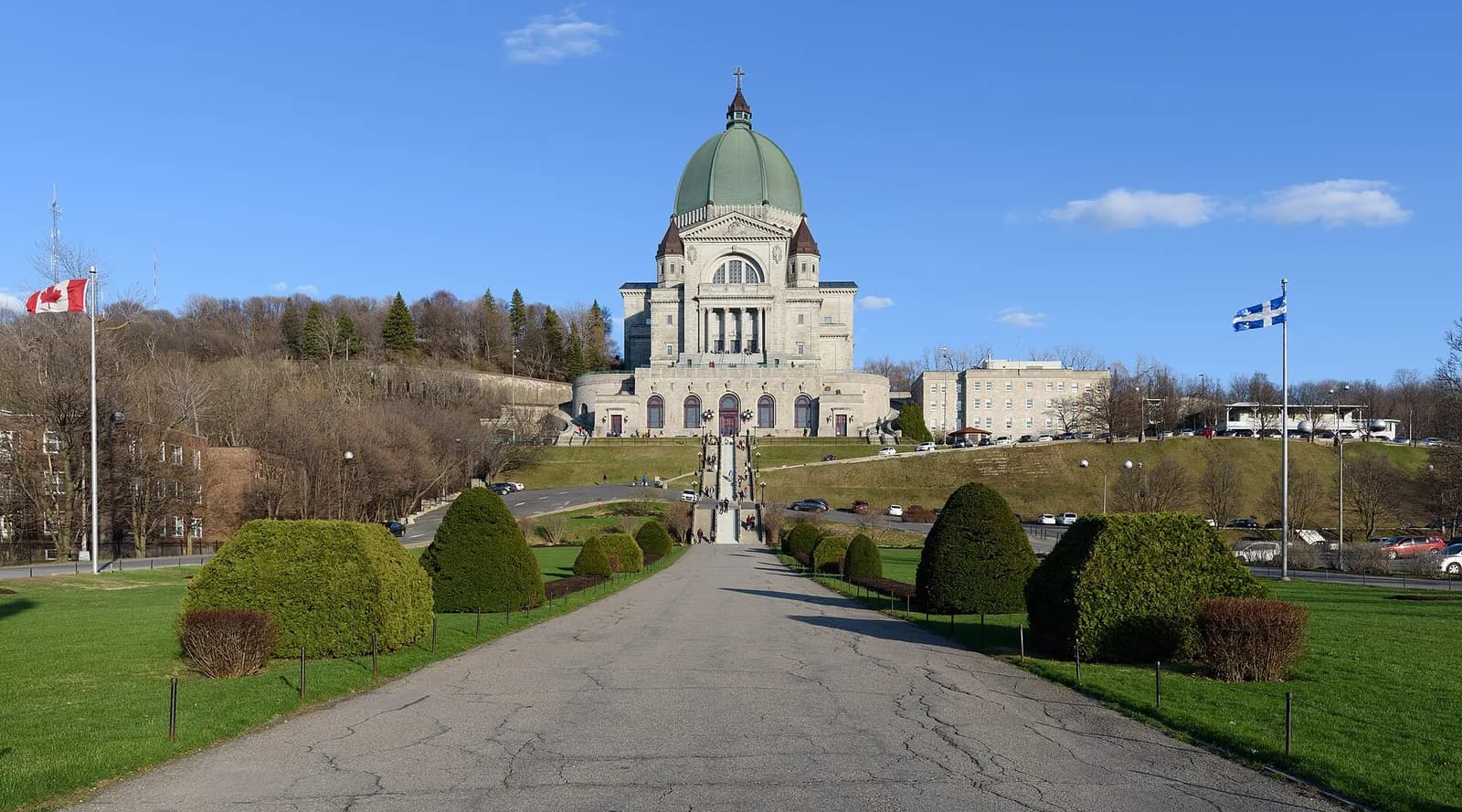 l'allée bordée d'arbustes menant à l'oratoire Saint-Joseph et à son grand dôme vert, à Montréal
