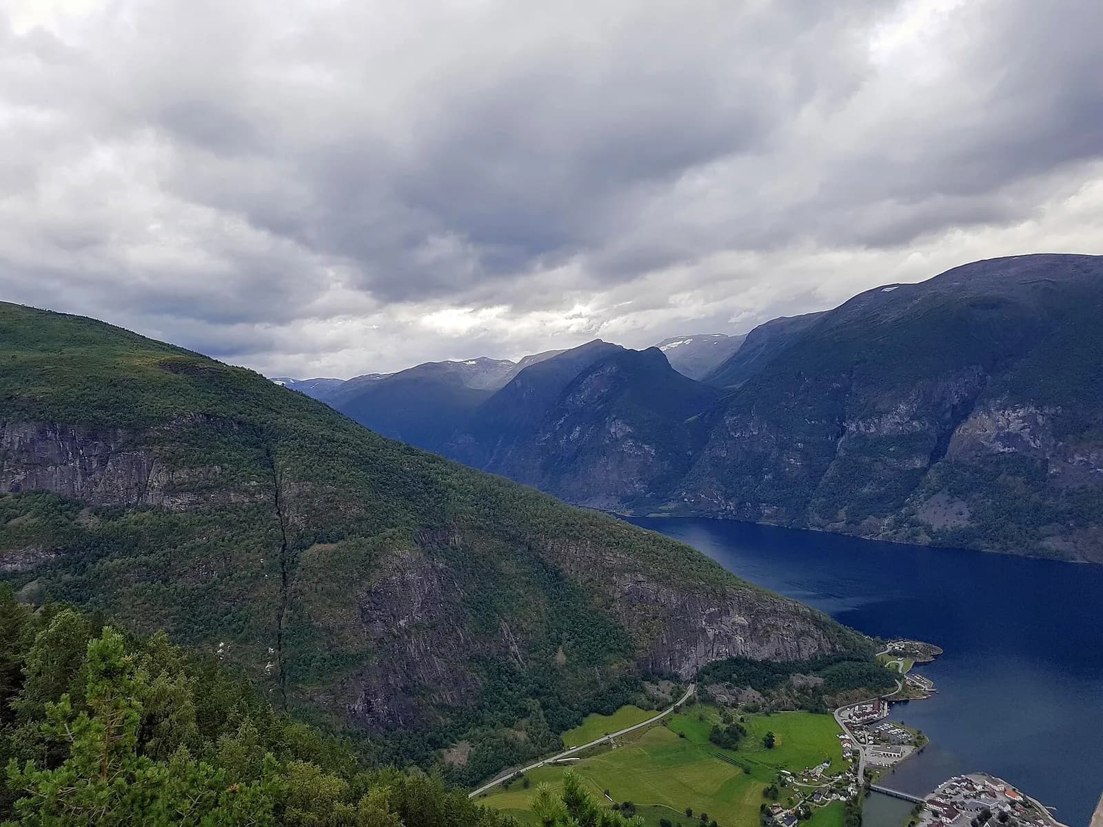 l'Aurlandsfjord serpentant entre les montagnes, vu depuis le belvédère de Stegastein