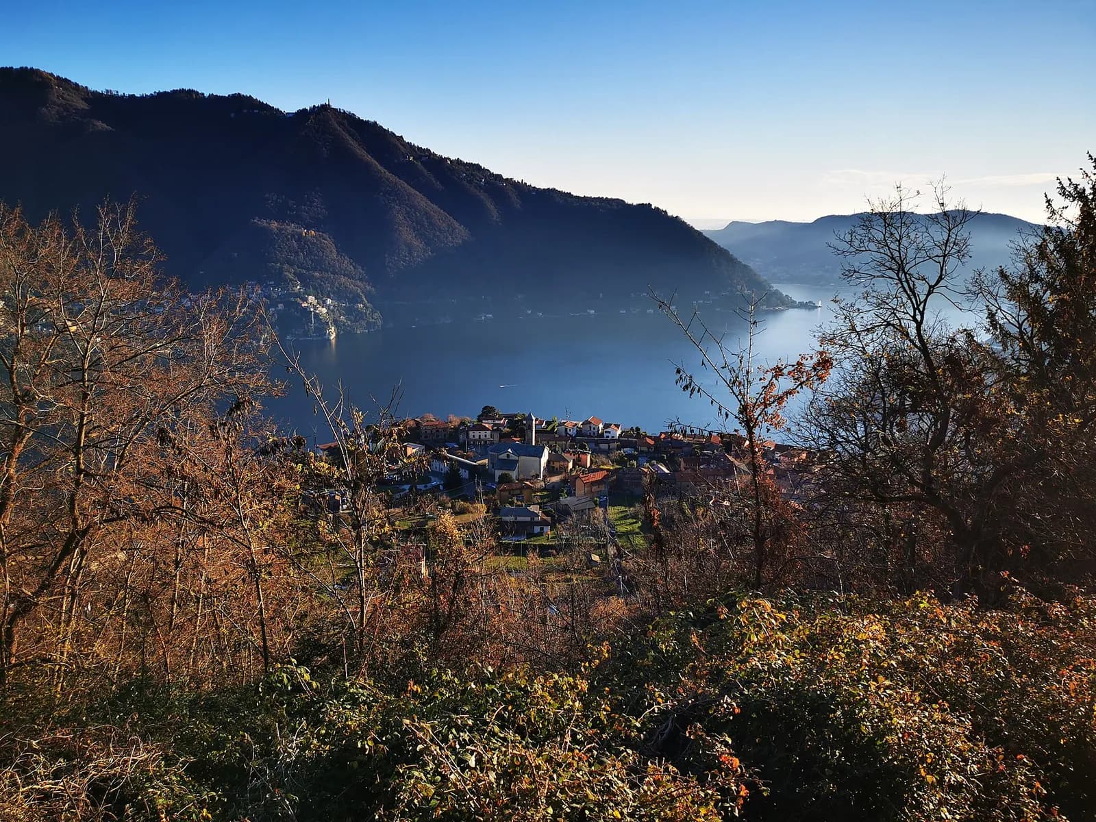 le hameau de Rovenna et le lac de Côme vus depuis les sentiers des hauteurs de Cernobbio