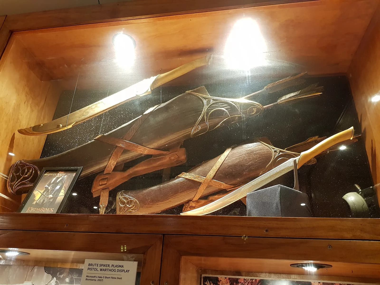 les armes de Legolas exposées dans une vitrine de la Weta Cave à Wellington