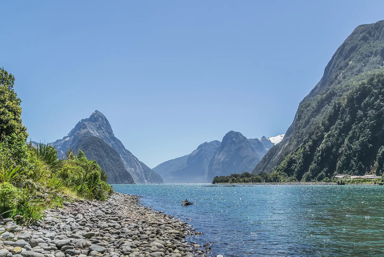 le pic Mitre se reflète dans les eaux calmes du fjord de Milford Sound en Nouvelle-Zélande