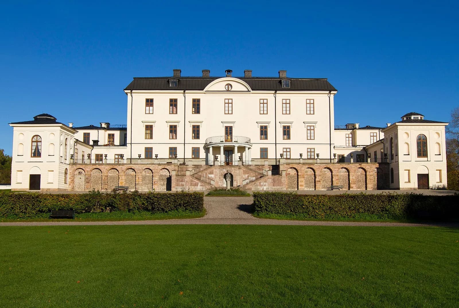 le château de Rosersberg, palais blanc aux terrasses dominant une vaste pelouse