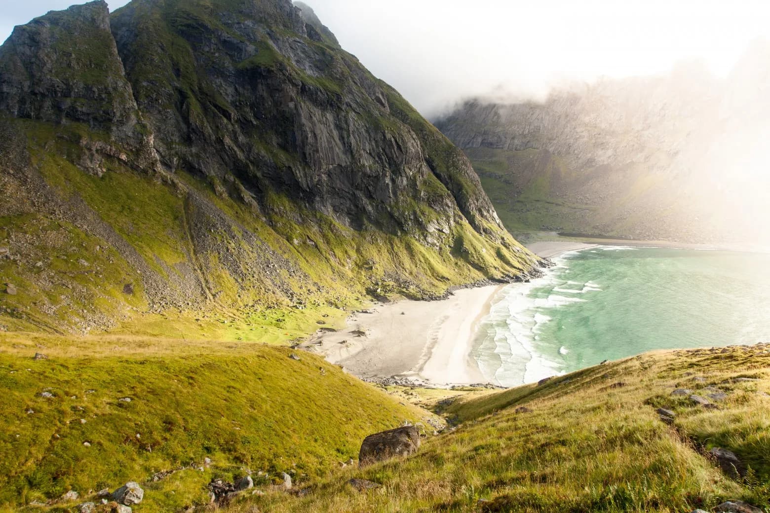 la plage sauvage de Kvalvika nichée entre les falaises du parc national Lofotodden