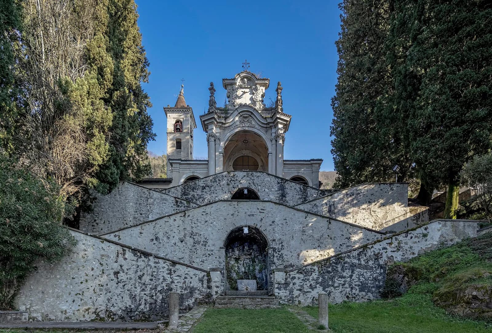 l'escalier monumental menant à l'église Santa Maria dei Ghirli à Campione d'Italia