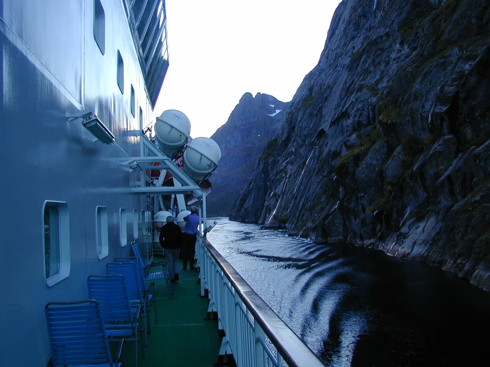 un navire côtier se faufilant entre les parois abruptes du Trollfjord, aux Lofoten