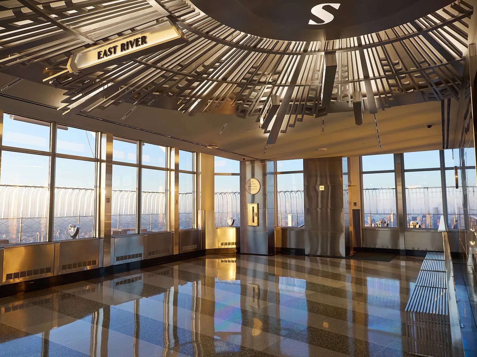 la salle vitrée de l'observatoire de l'Empire State Building, baignée de lumière