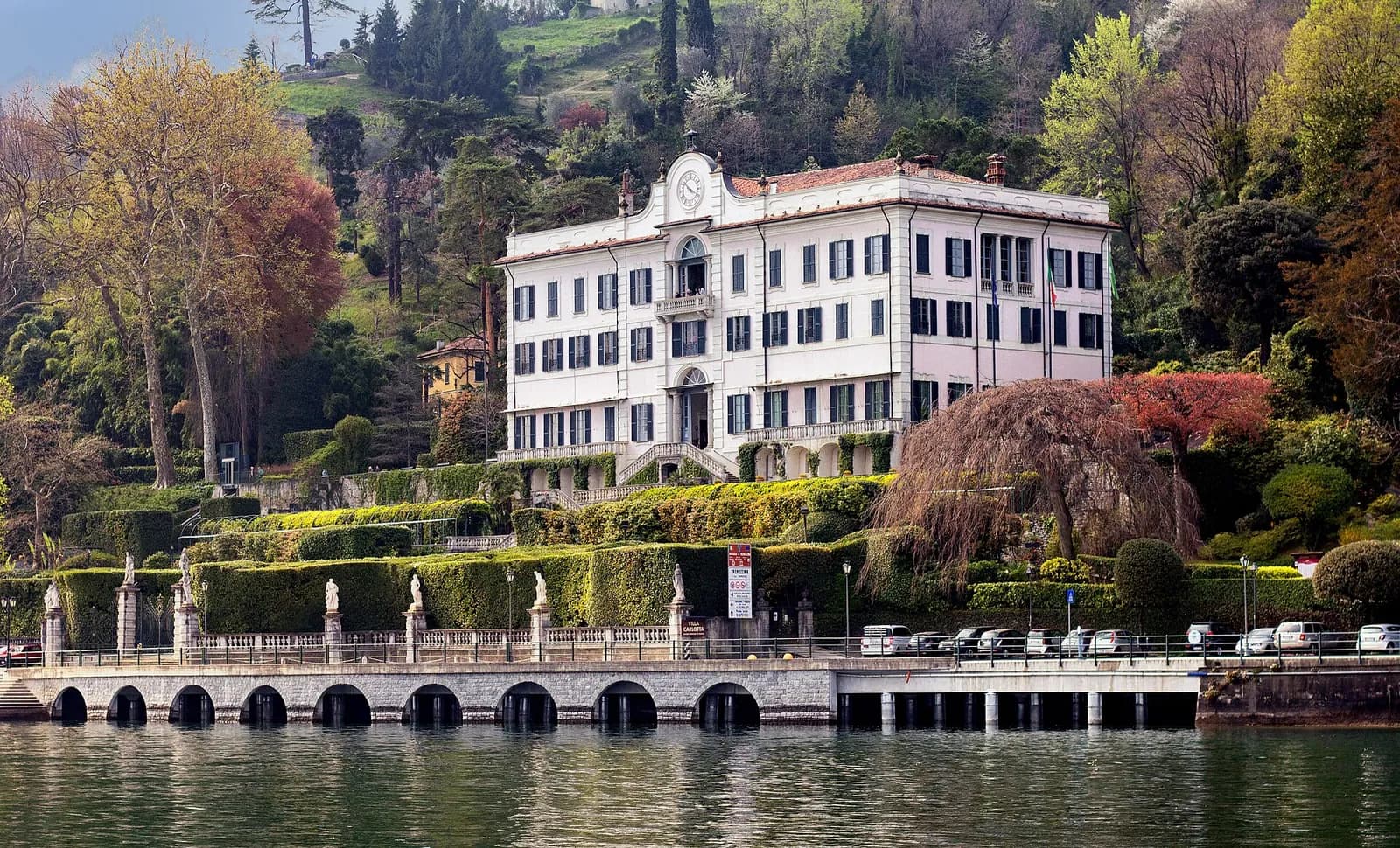 la façade blanche de la Villa Carlotta et ses jardins en terrasses au bord du lac